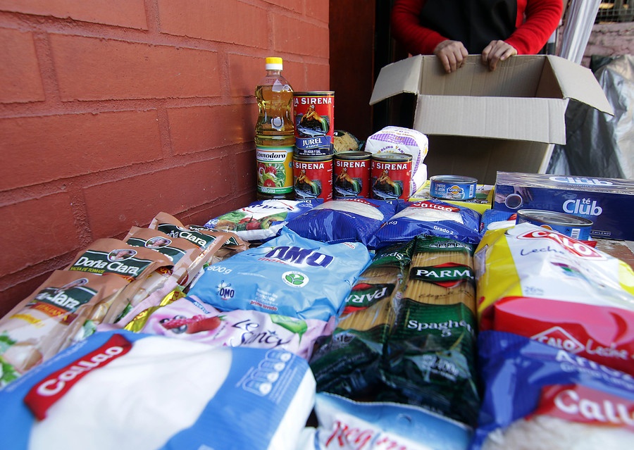 Cajas de donaciones de alimentos y ropa